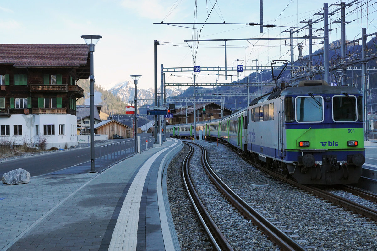 Bern-Lötschberg-Simplon-Bahn/BLS.
Das Simmental, die letzte Bastion der BLS Re 420.
Die wenigen noch betriebstüchtigen ehemaligen SBB Re 4/4 II der BLS Flotte gelangen zur Zeit nur noch planmässig für die Führung der RE Interlaken Ost - Zweisimmen zum Einsatz.
Die noch bestehenden Lokzüge vom RegioExpress Bern - Neuchâtel - La Chaux-de-Fonds sowie von den im Simmental verkehrenden RE wurden gedreht wegen dem Umzug vom Depot Aebimatt nach Spiez, wo neu die Arbeiten für den Unterhalt ausgeführt werden.
RE Ausfahrt Zweisimmen mit der Re 420 501 vom 8. Januar 2020.
Foto: Walter Ruetsch  