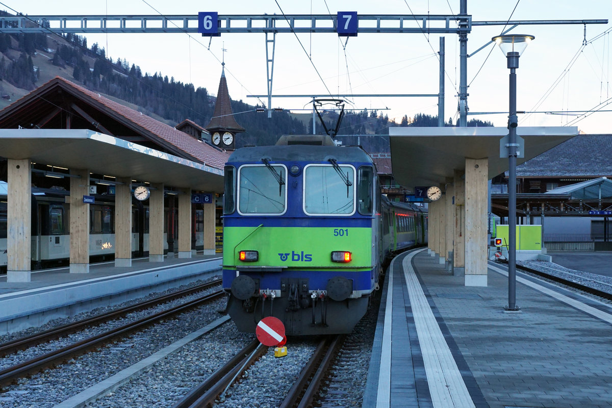 Bern-Lötschberg-Simplon-Bahn/BLS.
Das Simmental, die letzte Bastion der BLS Re 420.
Die wenigen noch betriebstüchtigen ehemaligen SBB Re 4/4 II der BLS Flotte gelangen zur Zeit nur noch planmässig für die Führung der RE Interlaken Ost - Zweisimmen zum Einsatz.
Die noch bestehenden Lokzüge vom RegioExpress Bern - Neuchâtel - La Chaux-de-Fonds sowie von den im Simmental verkehrenden RE wurden gedreht wegen dem Umzug vom Depot Aebimatt nach Spiez, wo neu die Arbeiten für den Unterhalt ausgeführt werden.
Auf der Endstation Zweisimmen wartete der RE mit der Re 420 501 am 8. Januar 2020 auf die Abfahrt.
Foto: Walter Ruetsch  