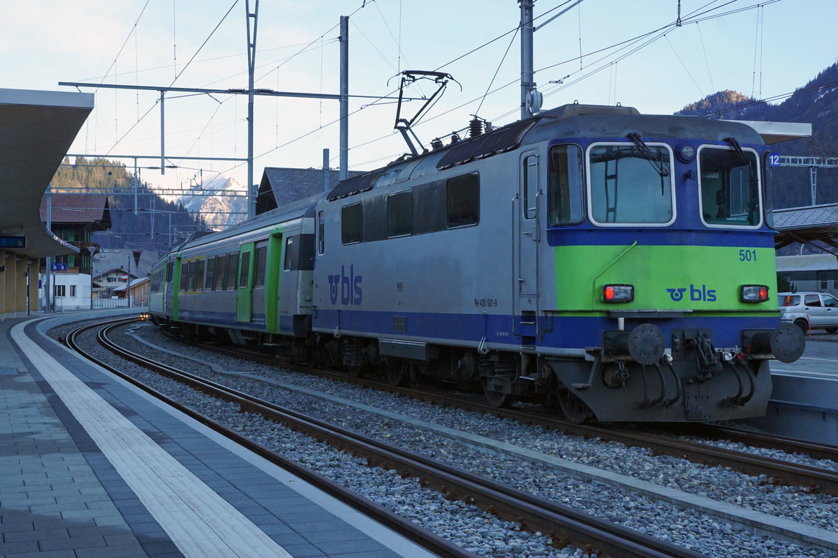 Bern-Lötschberg-Simplon-Bahn/BLS.
Die Loktypen der BLS.
Re 420 501-9 in Zweisimmen am 8. Januar 2020.
Foto: Walter Ruetsch