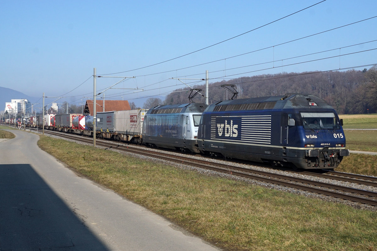 Bern-Lötschberg-Simplon-Bahn/BLS.
Die Loktypen der BLS.
Re 465 in Doppeltraktion bei Bettenhausen am 22. Januar 2020. An der Spitze des Zuges eingereiht ist die Re 465 015-6.
Foto: Walter Ruetsch