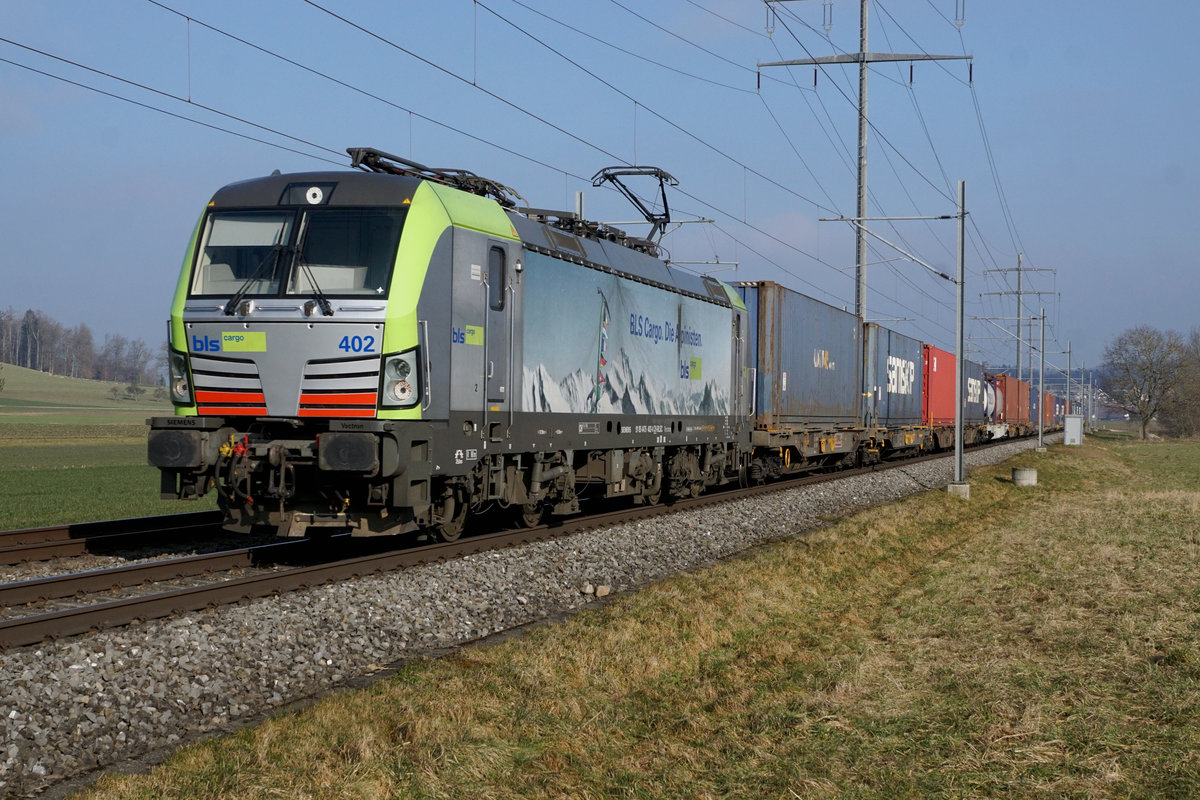 Bern-Lötschberg-Simplon-Bahn/BLS.
Die Loktypen der BLS.
Re 475 Vectron bei Bollodingen am 21. Januar 2020.
Foto: Walter Ruetsch