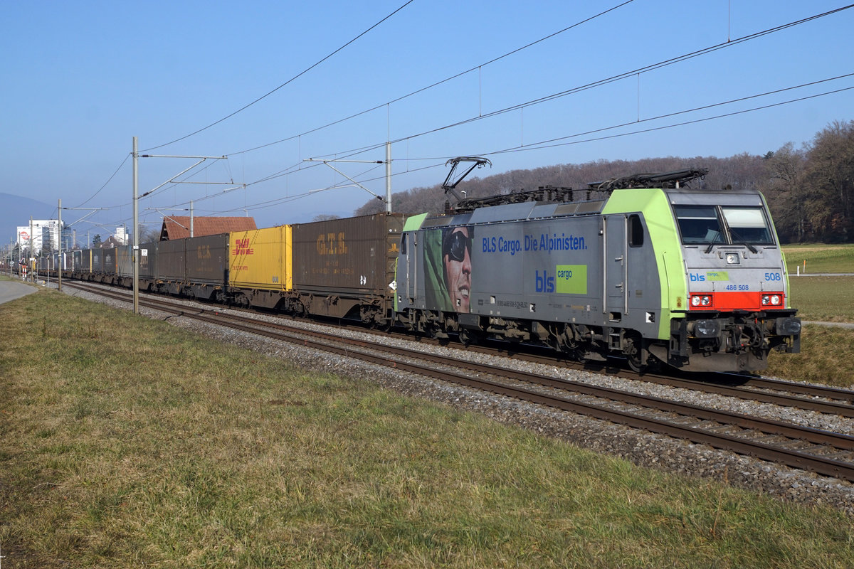 Bern-Lötschberg-Simplon-Bahn/BLS.
Die Loktypen der BLS.
Re 486 508 bei Bettenhausen am 21. Januar 2020.
Foto: Walter Ruetsch