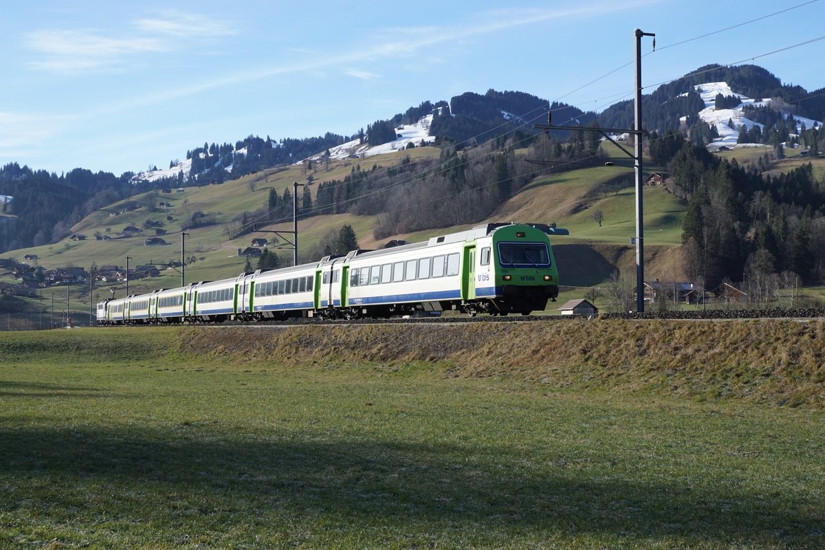 Bern-Lötschberg-Simplon-Bahn/BLS.
Simmungsbild aus dem Simmental.
RE mit der Re 420 502 bei Boltigen unterwegs am 8. Januar 2020.
Besondere Beachtung gilt dem auf der Seite Interlaken Ost eingereihten Steuerwagen.
Foto: Walter Ruetsch 