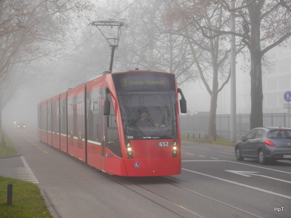 Bern Mobil - Bern im Nebel mit dem Tram Be 6/8 652 unterwegs auf der Linie 9 bei der Haltestelle Center Wankdorf am 22.11.2014