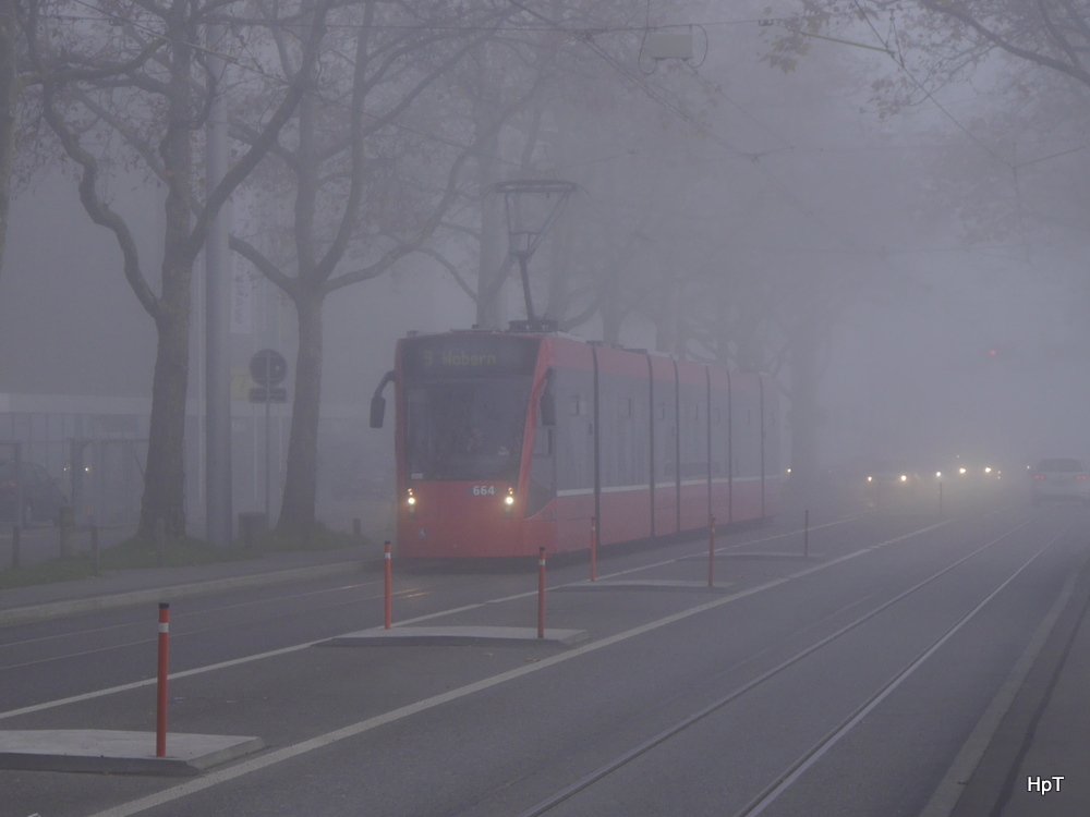 Bern Mobil - Bern im Nebel mit dem Tram Be 6/8 664 unterwegs auf der Linie 9 am 22.11.2014