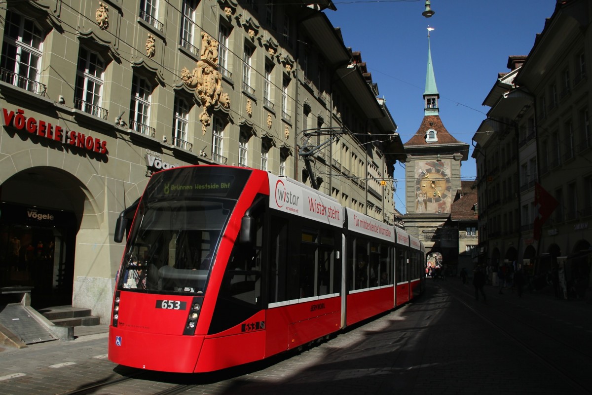 Bern Mobil mit dem Tram Be 6/8 653 unterwegs auf der Linie 8 in der Marktgasse mit Endstation Brünnen Westside Bhf. am 22.04.2015. Im Hintergrund die berühmte Zytologge.