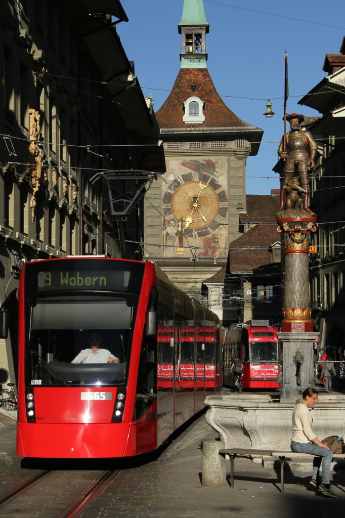 Bern Mobil mit dem Tram Be 6/8 665 unterwegs auf der Linie 9 mit der Endstation Wabern am 22.04.2015.

Am Nachmittag strahlt die Sonne in die Marktgasse und bringt die Gebäude in ein tolles Licht. Im Hintergrund die berühmte Zytologge.
