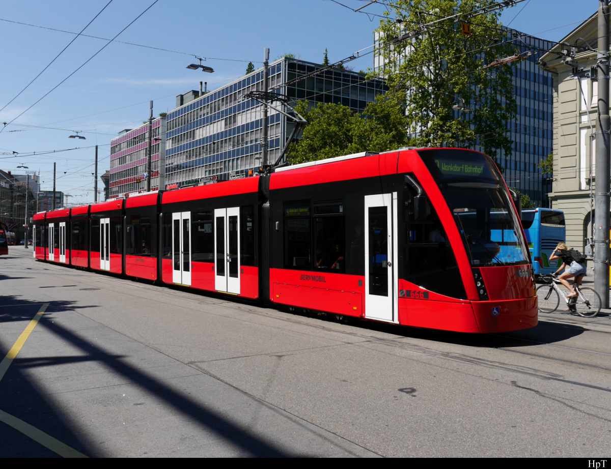 Bern Mobil - Tram Be 6/8 666 unterwegs in der Stadt Bern am 08.08.2020