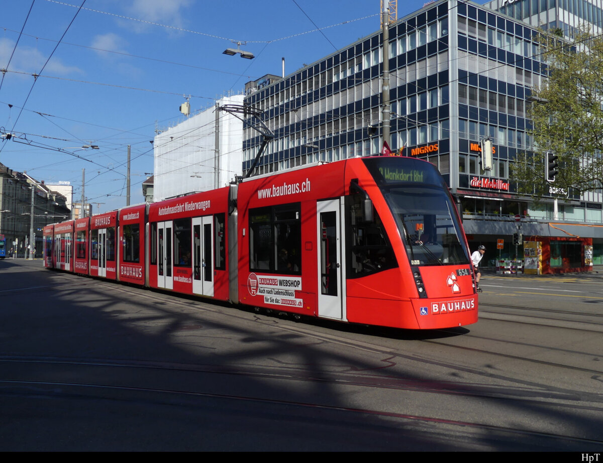 Bern Mobil - Tram Be 6/8  654 mit Werbung unterwegs in der Stadt Bern am 01.05.2022