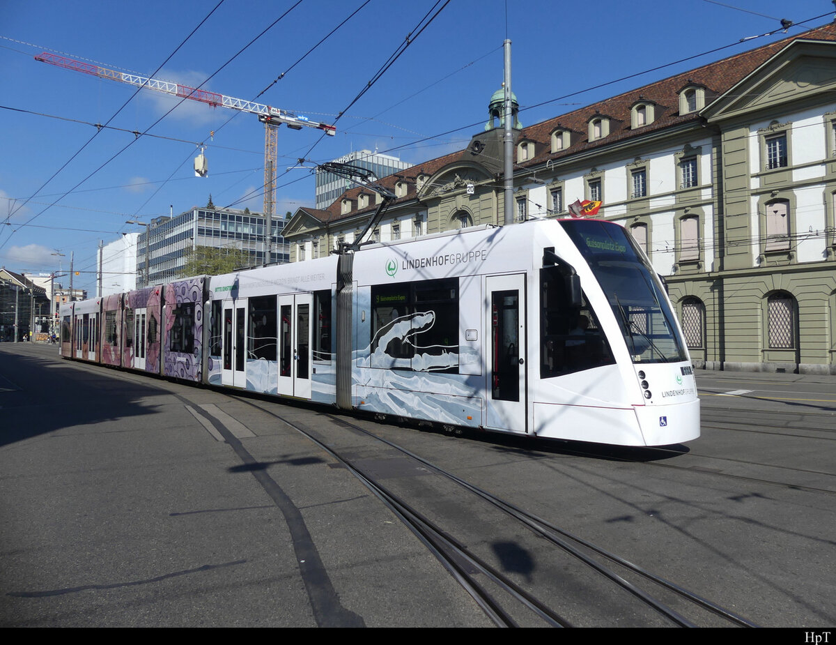 Bern Mobil - Tram Be 6/8 669 mit Werbung unterwegs in der Stadt Bern am 01.05.2022