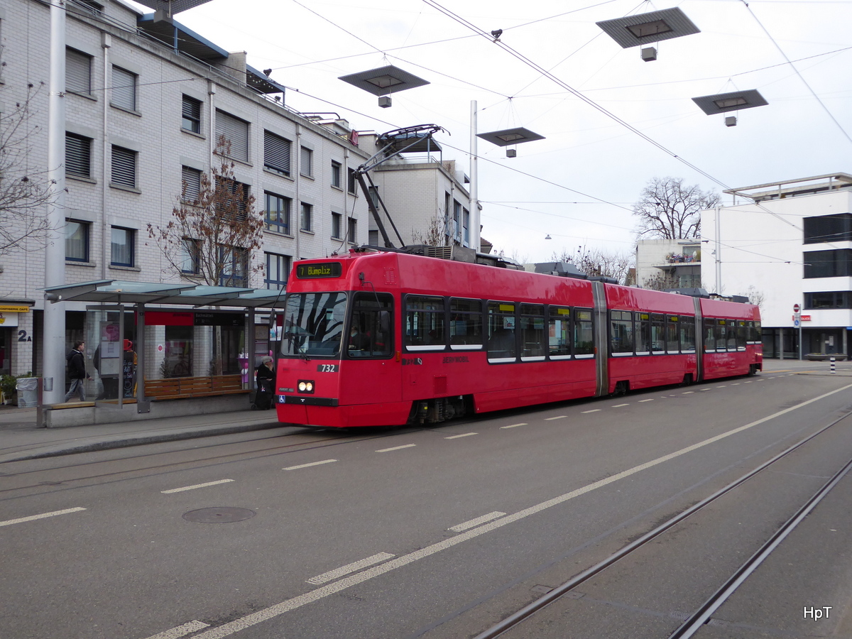 Bern mobil - Tram  Be 4/8  732 unterwegs auf der Linie 7 in Bümpliz am 11.02.2016