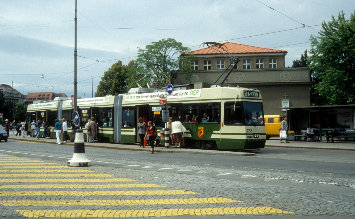 Bern SVB Tram 3 (ACMV/DÜWAG/ABB Be 4/8 733) Helvetiaplatz am 7. Juli 1990.