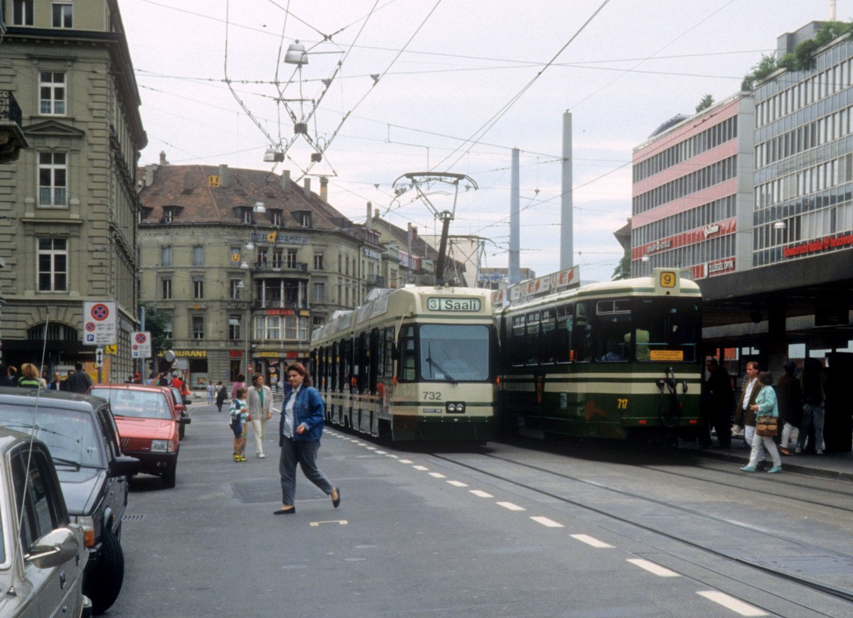 Bern SVB Tram 3 (ACMV/DÜWAG/ABB-Be 4/8 732) / Tram 9 (SWS/BBC/SAAS-Be 8/8 717) Bubenbergplatz / Hauptbahnhof am 7. Juli 1990.
