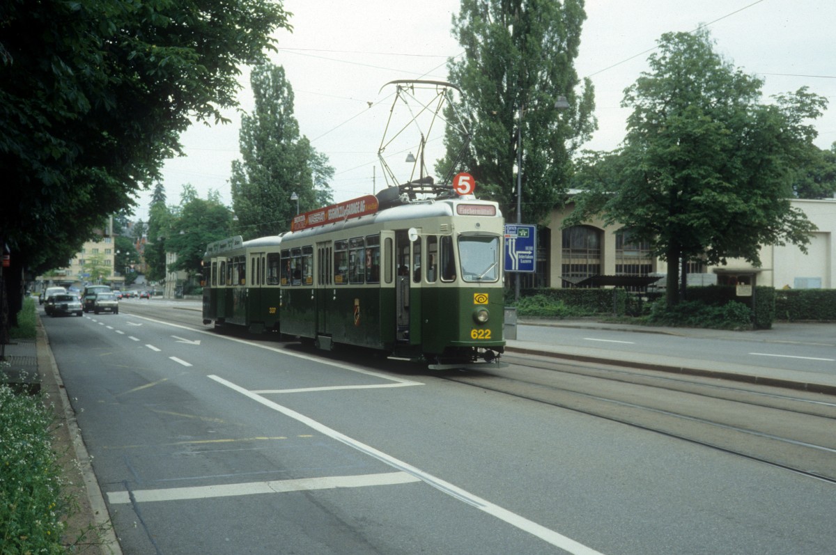 Bern SVB Tram 5 (Be 4/4 622 + B 337) Thunstrasse am 7. Juli 1990.
