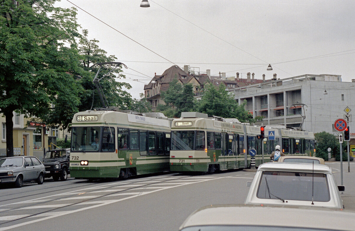 Bern SVB Tramlinie 3 (ACMV/DUEWAG/ABB-Be 4/8 732 / 731, Bj. 1990 / 1989) Weissenbühl, Seftigenstrasse am 7. Juli 1990. - Scan eines Farbnegativs. Film: Kodak Gold 200 5096. Kamera: Minolta XG-1.