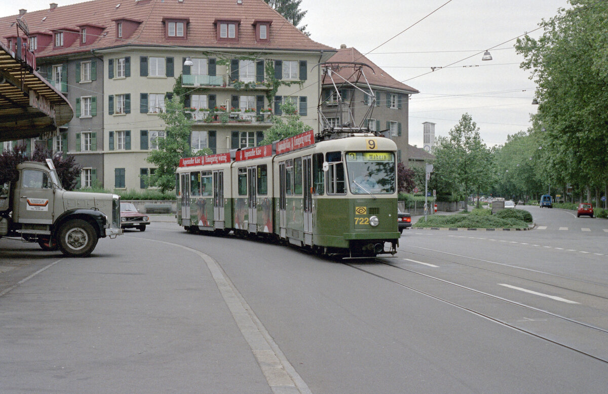 Bern SVB Tramlinie 9 (SWS/BBC/SAAS-Be 8/8 722, Bj. 1973) Rodtmattstrasse am 7. Juli 1990. - Scan eines Farbnegativs. Film: Kodak Gold 200 5096. Kamera: Minolta XG-1.