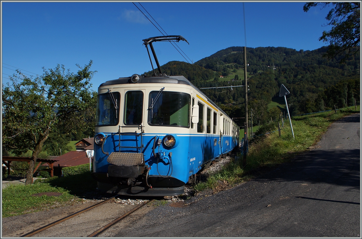 BERNE EN FETE: der (noch) bei der MOB im Einsatz stehende ABDe 8/8 4003  Berne  zu Gast bei der Blonay-Chamby Bahn, hier beim Halt in Cornaux.
13. Sept. 2014