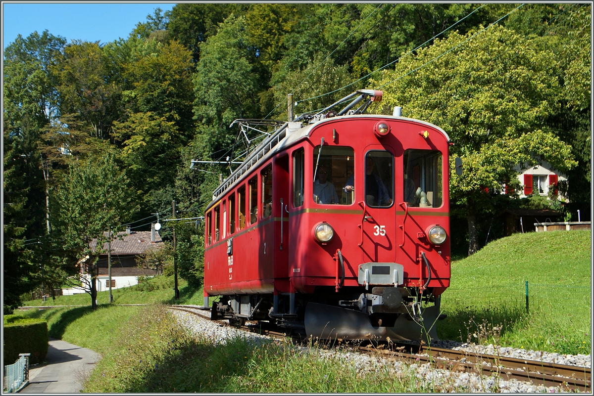 BERNE EN FETE: und trotzdem durfte auch der RhB ABe 4/4 N° 35 von Blonay nach Chamby fahren, hier kurz nach Blonay am 13. Sept. 2014