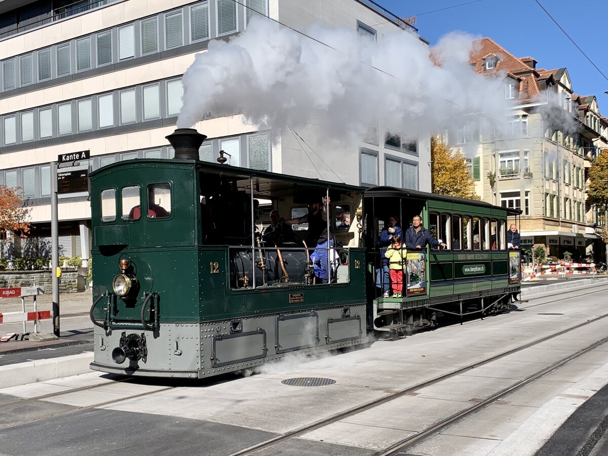 Berner Dampftram G 3/3 12 und Anhänger C4 31 von Bernmobil Historique am 24.10.21 beim Viktoriaplatz in Bern.