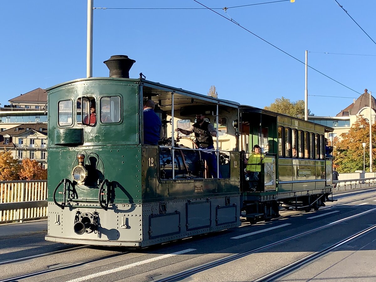 Berner Danpftram G 3/3 12 mit Anhänger C4 31 von Bernmobil Historique am 24.10.21 beim Überqueren der Kornhausbrücke in Bern.