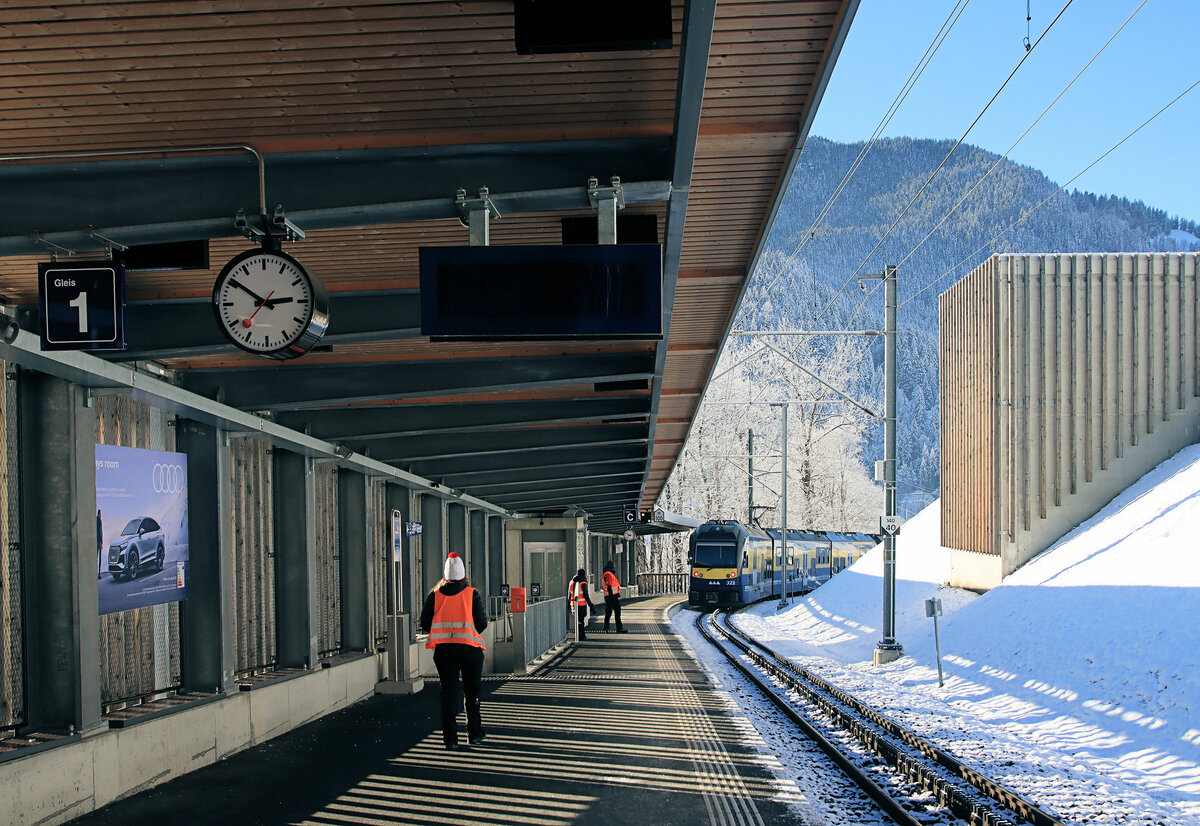 Berner Oberland Bahn, die neue Station Grindelwald Terminal: Diese Station befindet sich noch in der Zahnstangenrampe unterhalb von Grindelwald. Ausfahrt eines von Triebwagen 321 gestossenen Zuges Richtung Interlaken. 12.Januar 2024 
