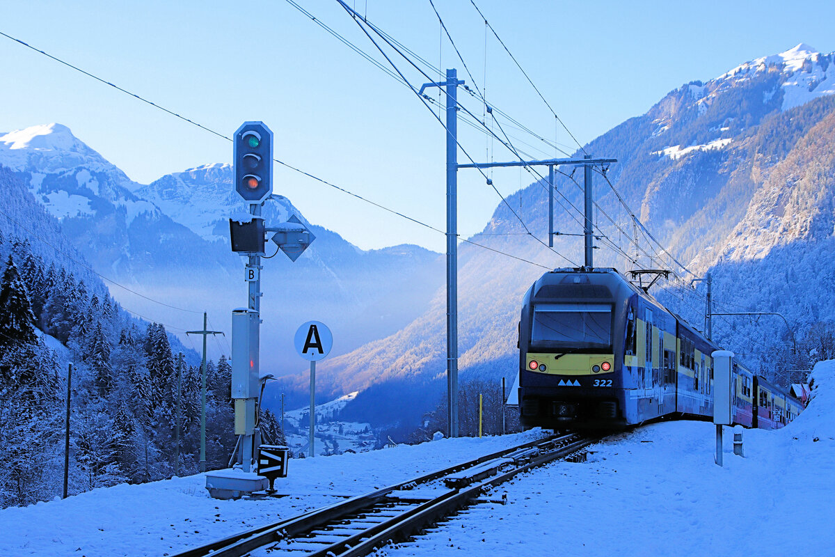 Berner Oberland Bahn, die Talstufe von Burglauenen: Zug Steuerwagen 421 - Triebwagen 322 fährt in die Zahnstangenrampe ein Richtung Interlaken. 12.Januar 2024 
