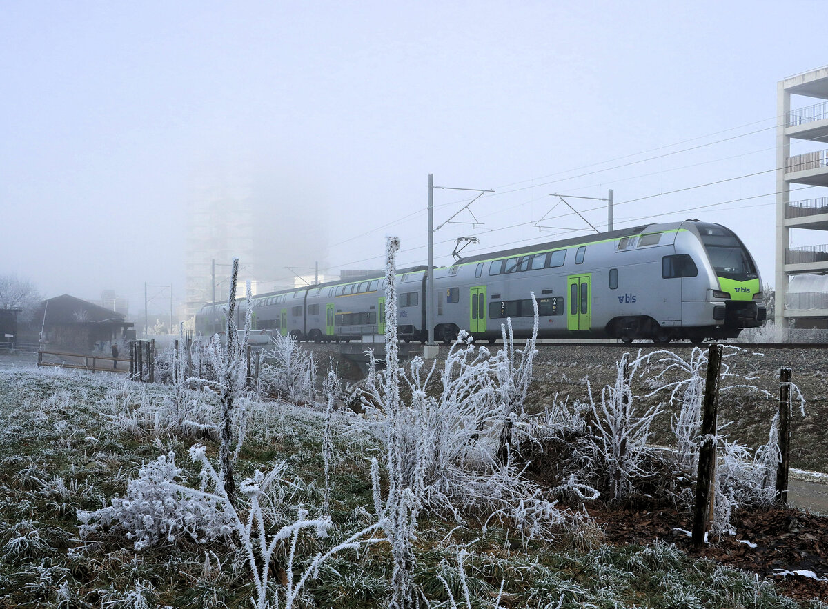 Berner S-Bahn (S3) von Belp über Bern nach Biel. Wabern, 16.Januar 2022 