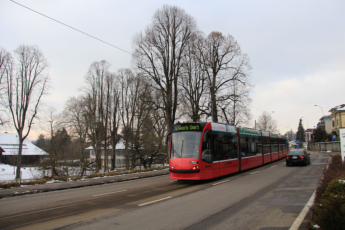 Berner Strassenbahn unter uralten Bäumen ehrwürdiger Landsitze: Bernmobil Combino-Wagen 752 auf der Ueberlandbahn des Regionalverkehrs Bern-Solothurn. Auf der Einspurstrecke vor dem Landsitz La Villette in Muri, 21.Januar 2016. 