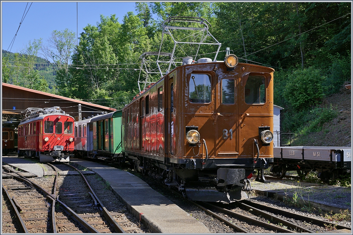 Bernina-Bahn Ambiente in Chaulin: Anlässlich des  Schweizer Dampf Festival 2019  der Blonay Chamby Bahn treffen sich der ABe 4/4 I N° 35 und die BB Ge 4/4 81 in Chaulin.

8. Juni 2019