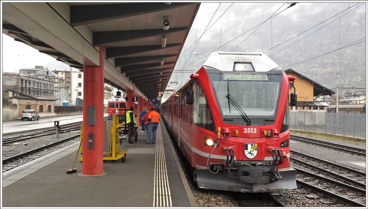 Bernina Express 950 nach Chur mit ABe 8/12 3513 vor dem Start zur vierstündigen Fahrt im regnerischen Tirano/I. (05.11.2016)