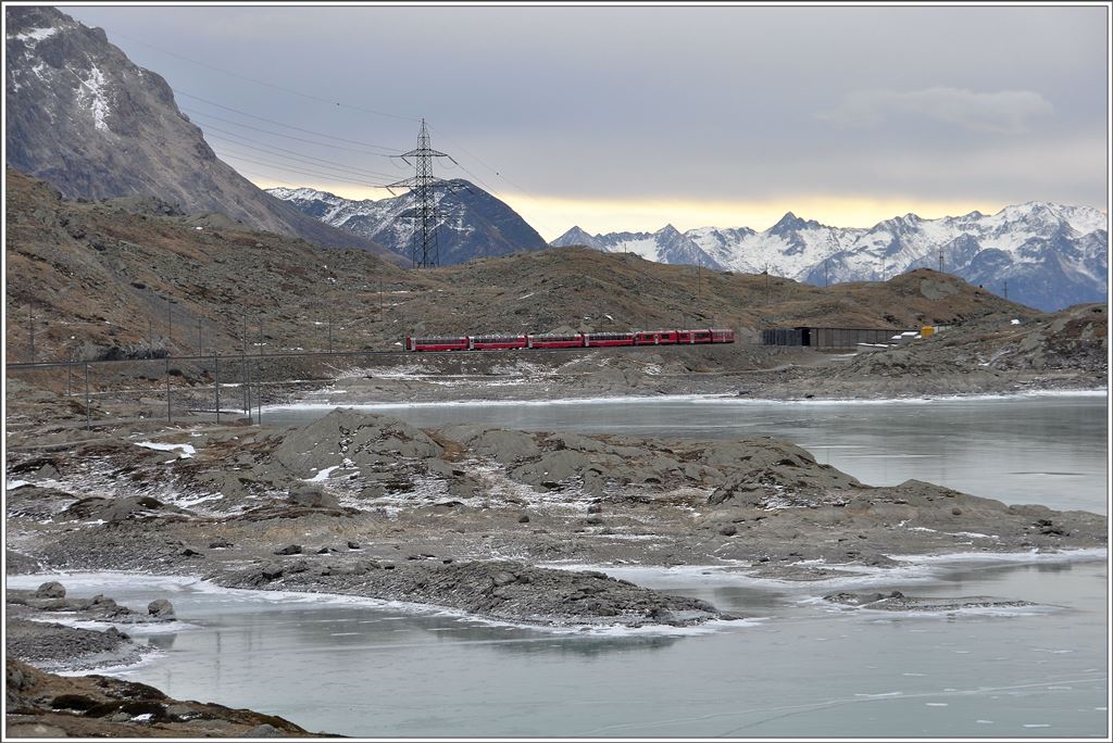 Bernina Express 951 mit Abe 8/12 3504 und gefrorenem Lago Bianco bei Ospizio Bernina. (28.11.2015)