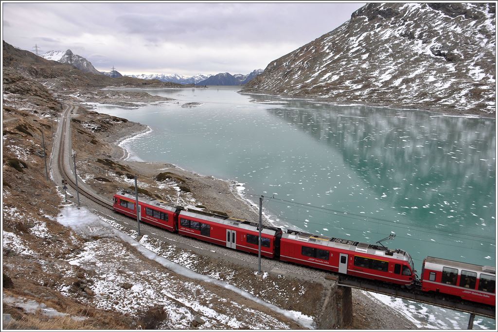 Bernina Express 951 mit Abe 8/12 3504 und gefrorenem Lago Bianco bei Ospizio Bernina. (28.11.2015)