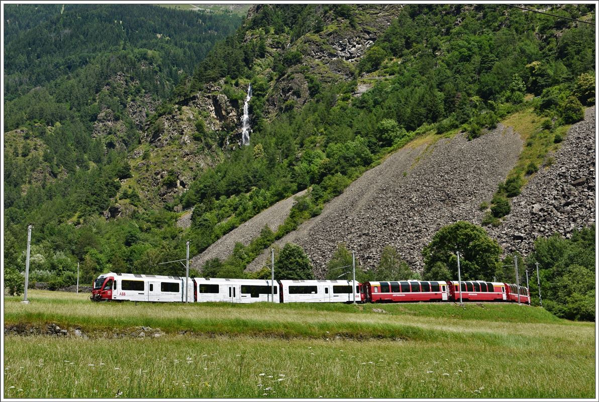 Bernina Express 961 mit dem ABe 8/12 3512 oberhalb der Station Brusio. (17.07.2016)