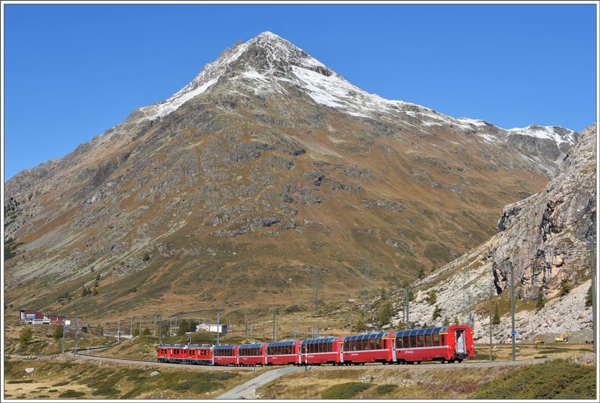 Bernina Express 976 aus Tirano mit zwei ABe 4/4 III vor dem Piz Albris bei Bernina Lagalb. (16.10.2016)