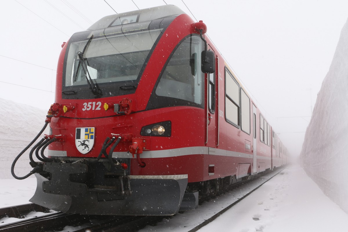 Bernina Express auf dem Weg nach Tirano - hier im Schneegestöber in Ospizio Bernina. 22.03.2014