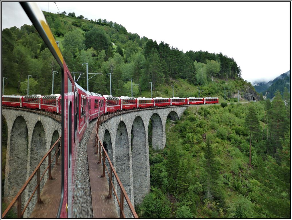 Bernina Express PE 950 auf dem Schmittentobelviadukt. (06.09.2019)