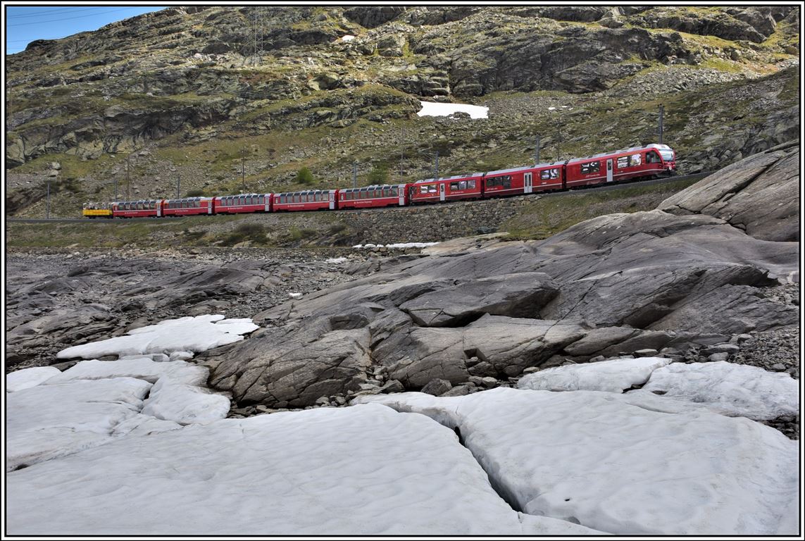 Bernina Express PE961 mit ABe ABe 8/12 3510 am Ufer des Lago Bianco. (19.06.2019)
