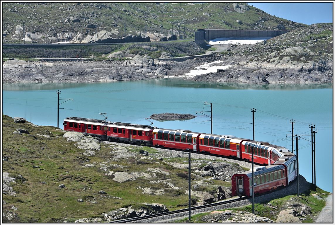 Bernina Express PE973 mit ABe 4/4 III 53  Triano  und 52  Brusio  am Lago Bianco zwischen Ospizio Bernina und Alp Grüm. (25.06.2019)