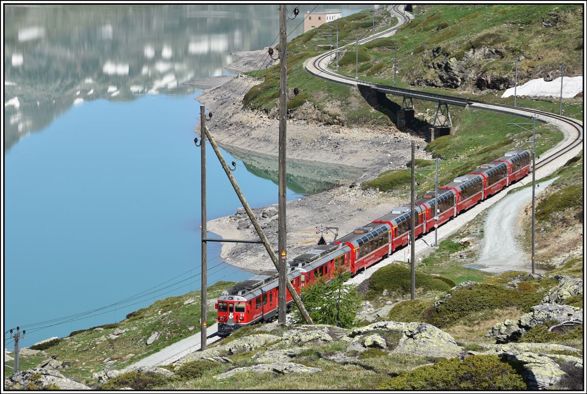 Bernina Express PE973 mit ABe 4/4 III 53  Triano  und 52  Brusio  am Lago Bianco zwischen Ospizio Bernina und Alp Grüm. (25.06.2019)