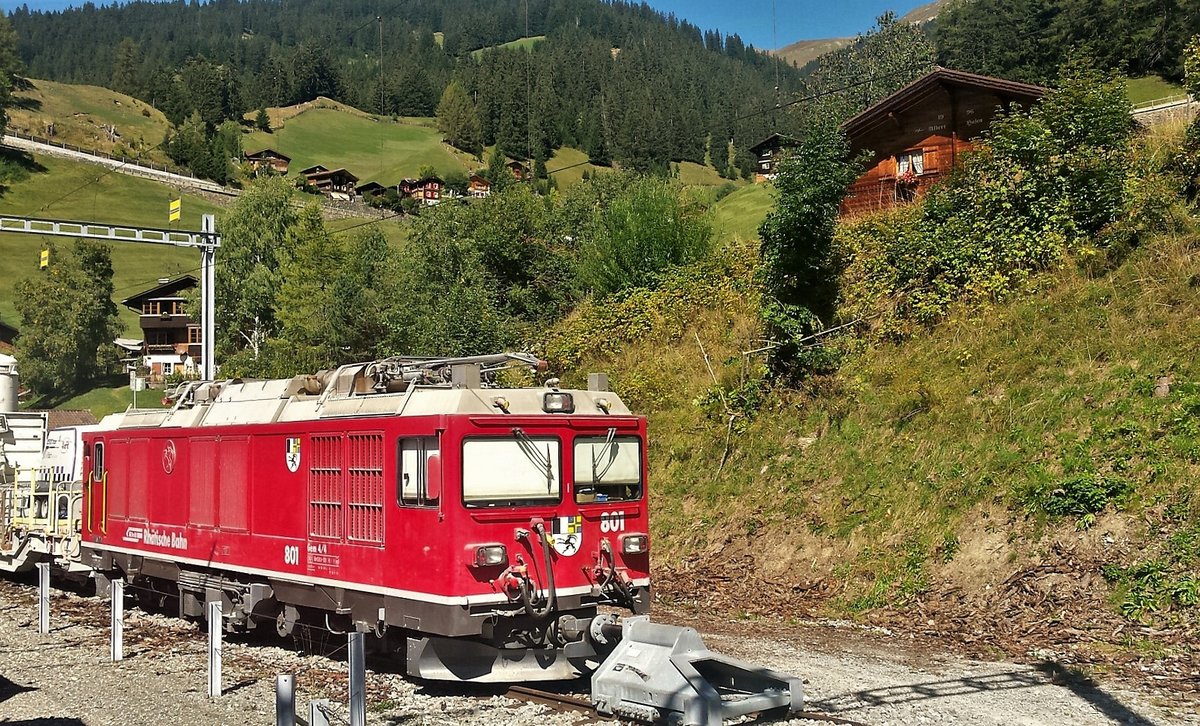 Bernina Zweikraftlok Gem 4/4 801 ist im Bauzugeinsatz auf der Arosalinie. Gestern gesehen in Langwies. (12.09.2018)