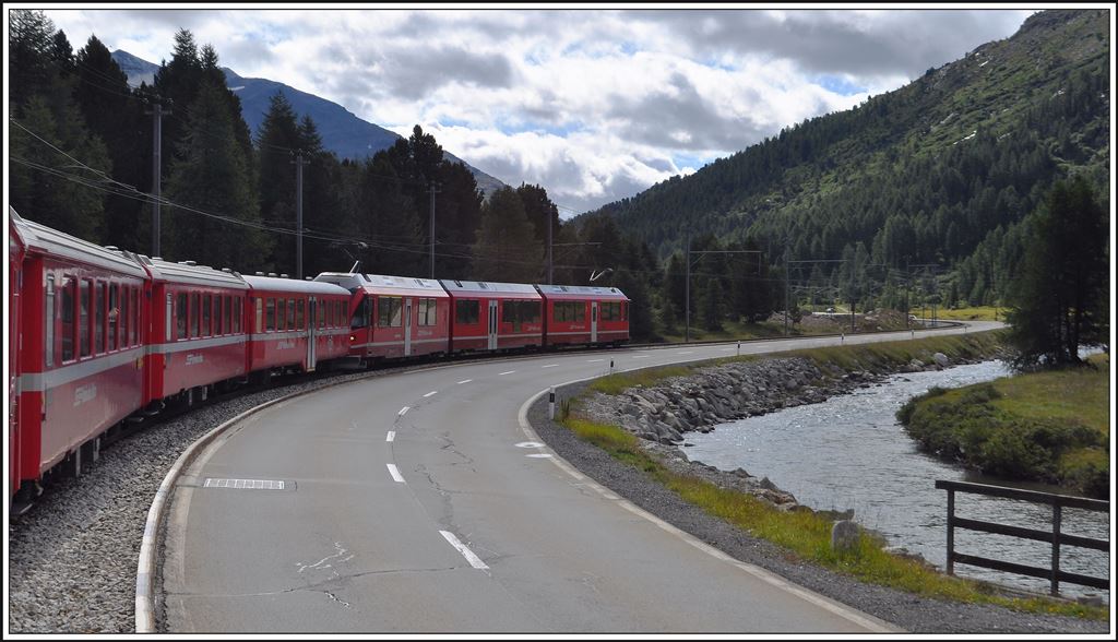 Berninabahn, Strasse und Fluss sind der Landschaft angepasst. R1621 mit einem ABe 8/12 zwischen Morteratsch und Bernina Suot. (21.08.2014)