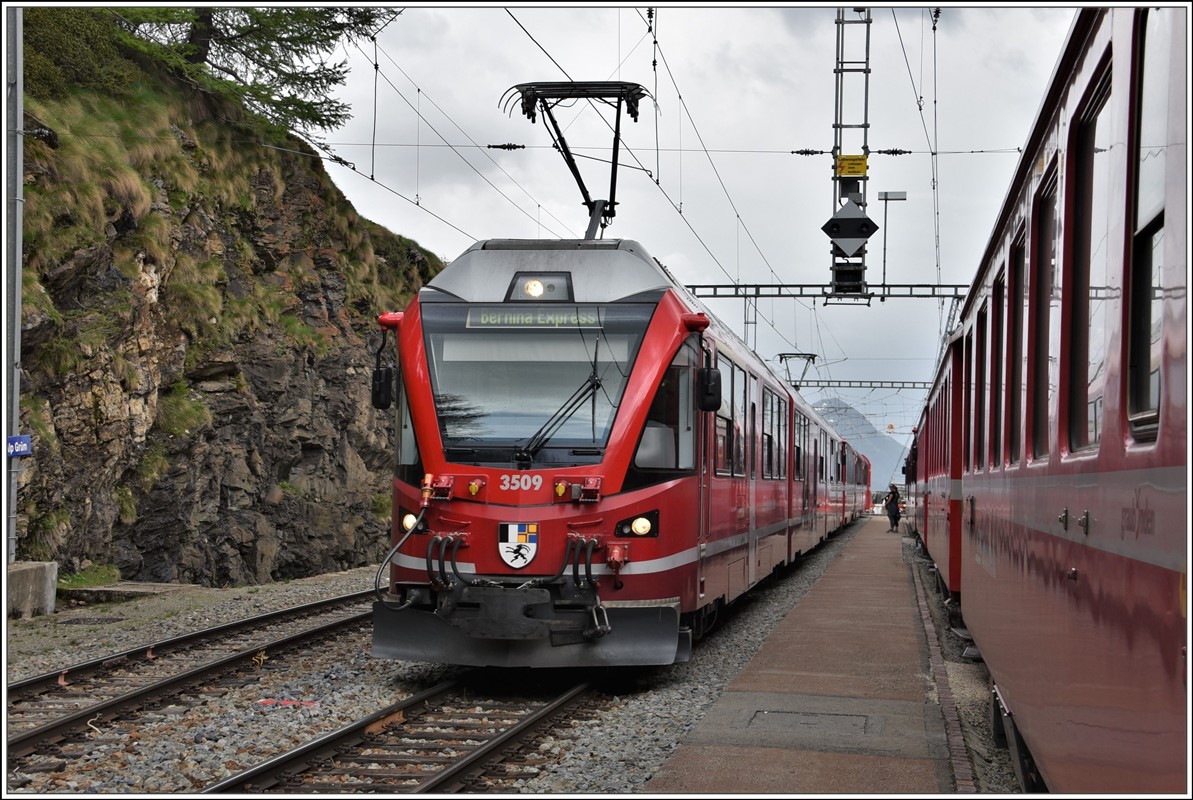 Berninaexpress 950 mit ABe 8/12 3509 nach Chur beim Halt in Alp Grüm. (30.05.2018)