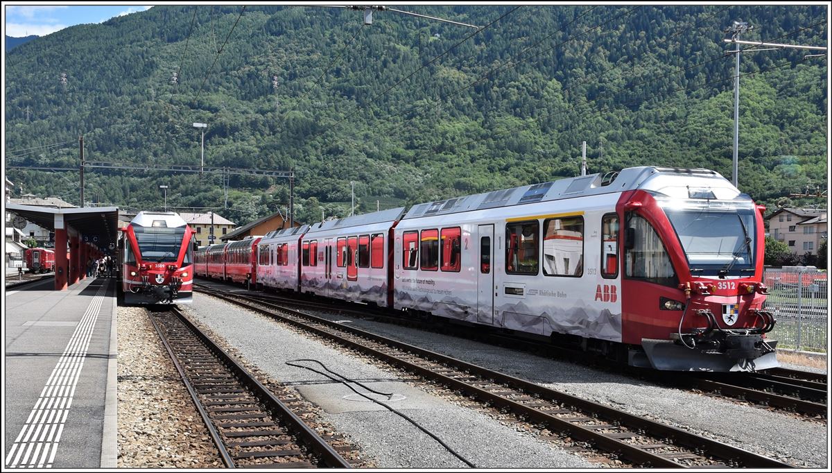 Berninaexpress 950 mit ABe 8/12 3509 steht zur Abfahrt nach Chur bereit. Berninaexpress 960 mit ABe 8/12 3512 nach Davos folgt später. (15.08.2018)