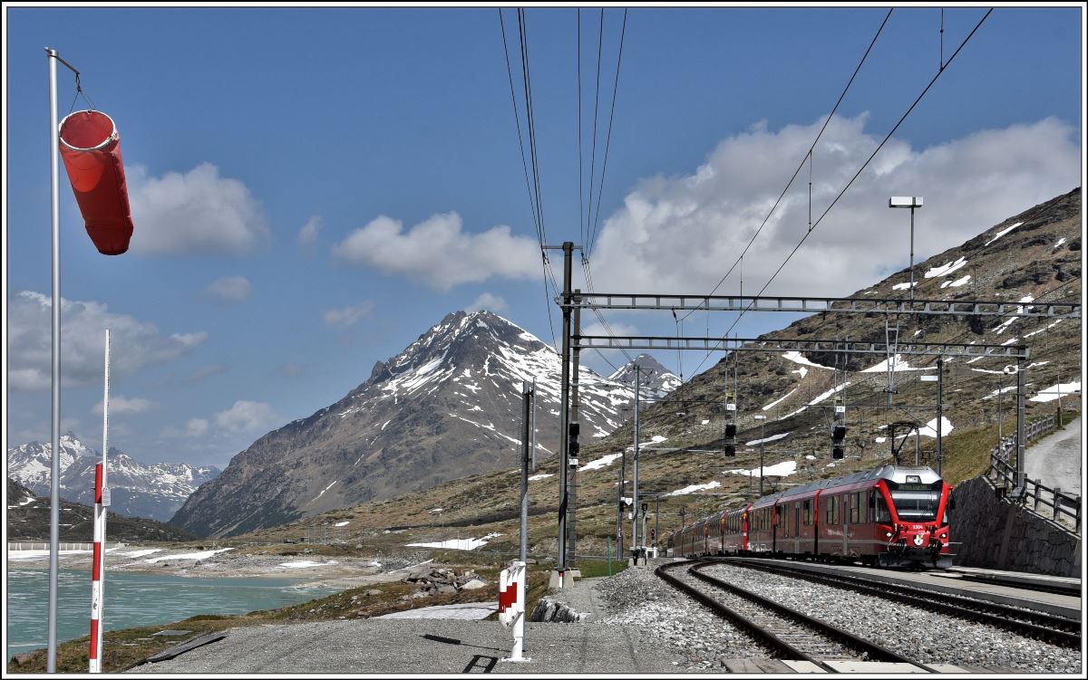 Berninaexpress 951 aus Chur mit ABe 8/12 3504 erreicht den höchsten Punkt der Rhätischen Bahn in Ospizio Bernina 2253m ü/M. Im Hintergrund der Piz Albris 3165m. (30.05.2018)