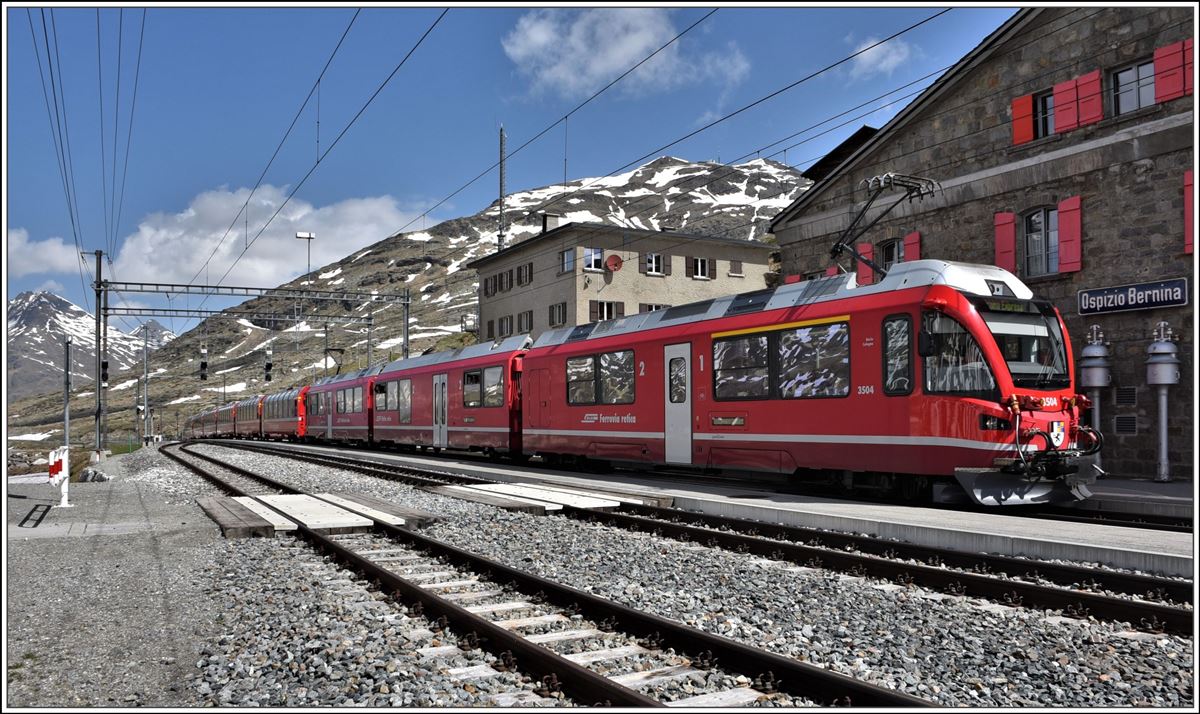 BerninaExpress 951 mit ABe 8/12 3504 in der Station Ospizio Bernina 2253m. (30.05.2018)