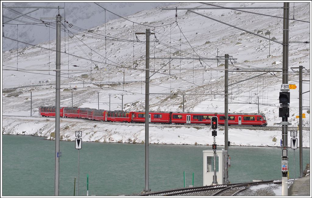 BerninaExpress 951 mit ABe 8/12 3506 kurz vor der Passhöhe in Ospizio Bernina. (23.10.2014)
