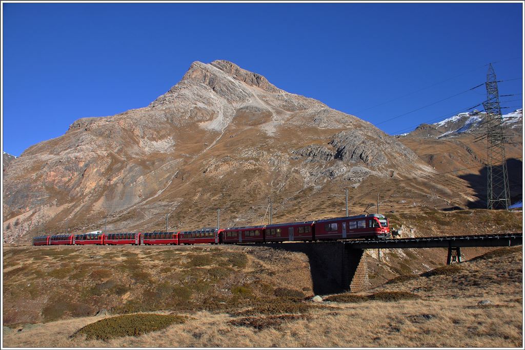 BerninaExpress 951 mit ABe 8/12 3514 oberhalb von Bernina Lagalb und vor der Kulisse des Piz Alv 2974m. (20.12.2015)