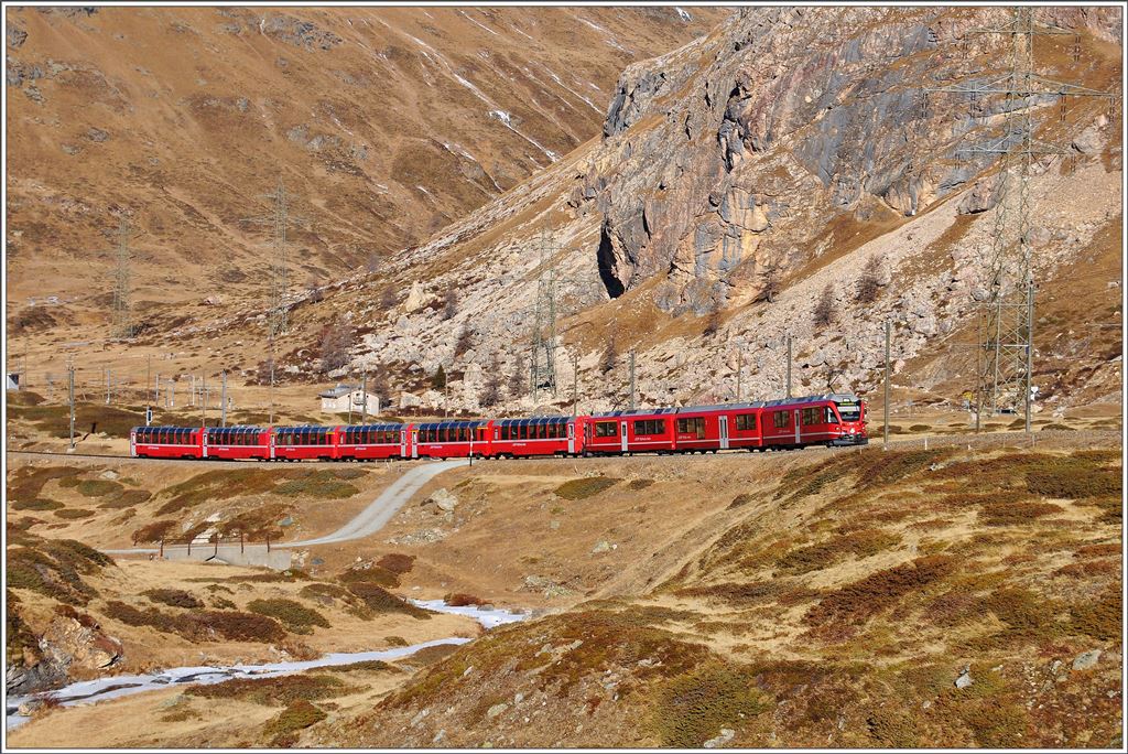 BerninaExpress 951 mit ABe 8/12 3514 oberhalb von Bernina Lagalb. (20.12.2015)