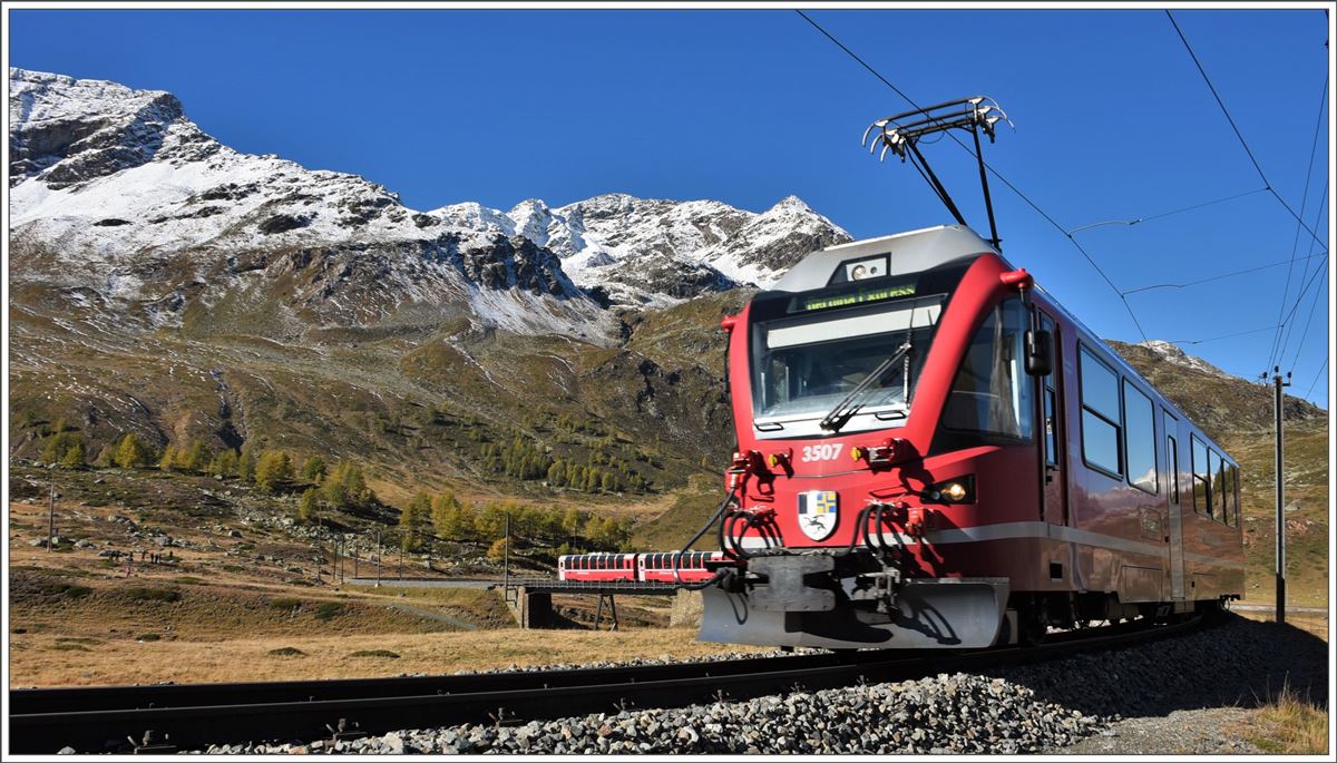 BerninaExpress 951 mit ABe 8/12 3507 auf der Oberen Berninabachbrücke. (16.10.2016)