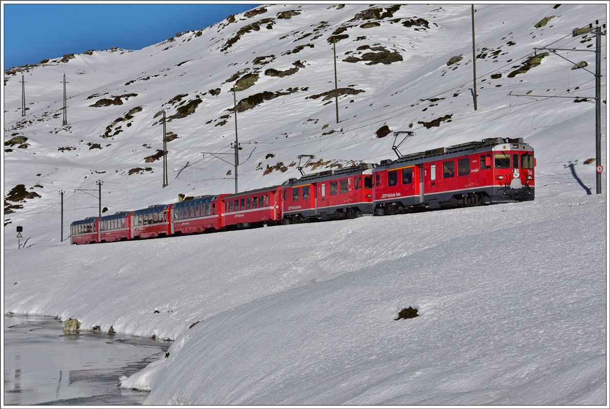 BerninaExpress 953 mit den beiden ABe 4/4 III 56  Corviglia  und 53  Tirano  am gefrorenen Lago Bianco bei Ospizio Bernina 2253m. (08.12.2016)